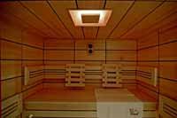 Int�rieur de cabine de sauna avec �clairage led rouge