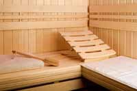 Int�rieur de cabine de sauna avec lambris et banquettes en Tremble
