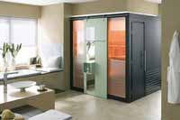 Cabine de sauna en verre et placage Weng� dans une salle de bain contemporaine - �clairage led orange