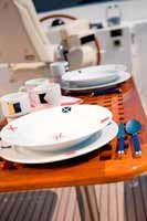 Table en Teck fixe type caillebotis pour pont principal d'un motor yacht