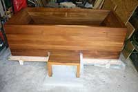 Baignoire en bois Ofuro en fin de fabrication � l'atelier