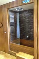 Baignoire bois en Teck sur mesure pour caravane de luxe dans une alcove avec douche ciel de pluie - 130x80xH40cm