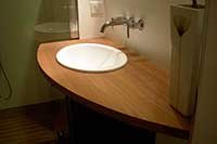 Plan vasque en Teck cintr� � galbe convexe avec vasque ovale en c�ramique blanche encastr�e