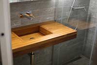 Plan vasque en Teck sur mesure avec vasque bois en teck encastr�e