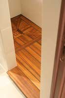 Douche italienne en Teck rectangle dans une alc�ve - marche d'entr�e en Teck