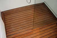 Receveur de douche italienne en Teck une pente avec caniveau invisible int�gr� dans le mur