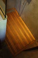 Receveur de douche italienne en Teck 1 pente vers caniveau inox apparent