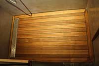 Douche italienne en Teck une pente � caniveau et murs en tadelakt gris