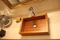 Vasque bois en Teck massif rectangle pos�e sur un plan vasque en b�ton cir� blanc