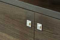 Bouton escamotable escamot� sur meuble en Weng� massif