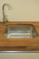 Evier inox int�gr� sous un plan de travail en Teck