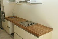 Cuisine avec plan de travail en Teck
