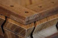 Assemblage d'angle � mi-bois d'un cadre d'ossature de caillebotis