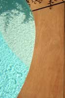 Margelle en bois sur mesure pour piscine courbe