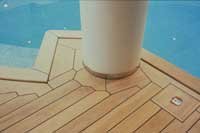 Entourage de piscine d'int�rieur en Teck massif avec margelle Teck et sol en pont de bateau