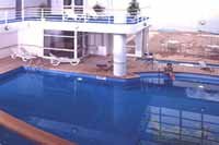 Margelle de piscine d'int�rieur en Teck massif et sol en pont de bateau