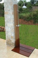 Douche de piscine sur mesure en bois, en Teck ou Ip�