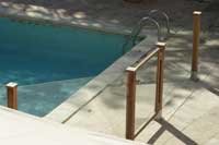 Barri�re de s�curit� piscine sur mesure en bois et verre