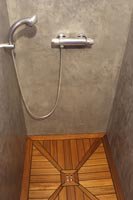 Receveur de douche italienne en Teck rectangle siphon centr� - murs en b�ton cir� gris