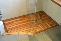 Douche italienne en Teck sur mesure avec entr�e courbe