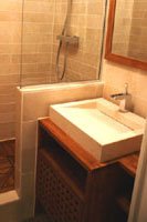 Meuble vasque sur mesure en Teck avec portes en caillebotis � mi-bois type marine