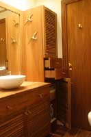 Meuble colonne en Teck � persiennes et tiroirs pour rangements en salle de bain