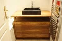 Meuble vasque en Teck sur mesure � portes rainur�es