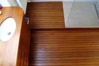 Parquet Teck pont de bateau en salle de bain avec estrade douche