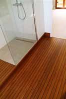 Salle de bain avec parquet Teck pont de bateau