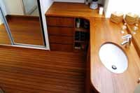 Agencement meuble vasque en angle en Teck