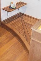 Receveur de douche italienne en Teck sur mesure - siphon dans l'angle