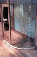 Grande douche italienne en Teck 230*100cm et pare-douche courbe sur mesure en verre bomb� et Teck