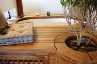 Baignoire encastr�e et coin repos dans salle de bain en Teck