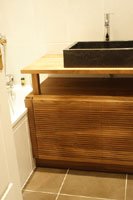 Meuble vasque en Teck massif � portes rainur�es