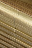 Prise de main sur les portes d'un meuble vasque