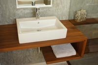 Plan vasque en U suspendu en Teck massif