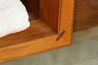 D�tail d'assemblage d'angle d'une console en Teck de salle de bain