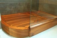 Douche italienne en Teck sur�lev�e � entr�e courbe