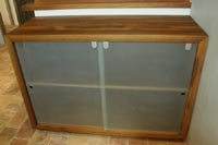 Meuble de salle de bain en Teck � portes verre sabl�, rangement serviettes