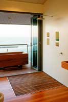 Grand caillebotis de douche en Teck sur mesure, � lames parall�les