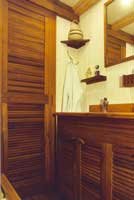 Porte coulissante � persiennes en Teck massif