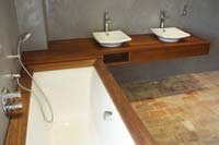 Salle de bain en Teck, b�ton cir� et tomettes