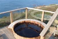 Spa en bois dans une terrasse de bord de mer