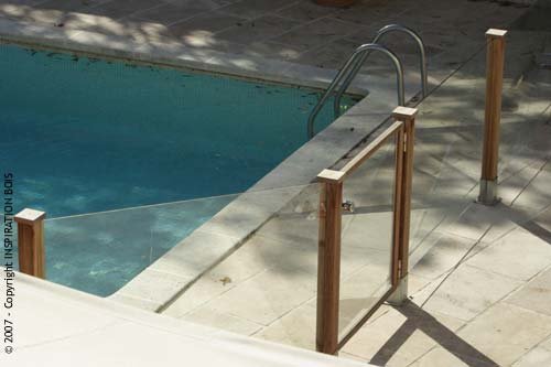 Barri�re de piscine sur mesure en verre et bois